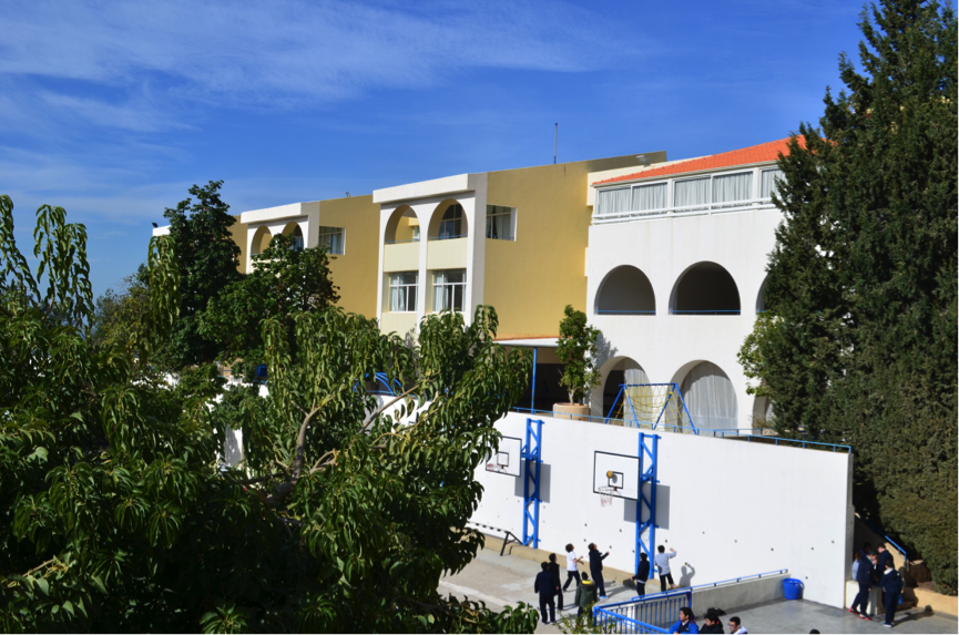 Façade de l’Ecole primaire et de la Maternelle : apparaît aussi un petit terrain de basket réservé aux élèves de 6e . Les élèves portent l’uniforme (le même au collège et au lycée).