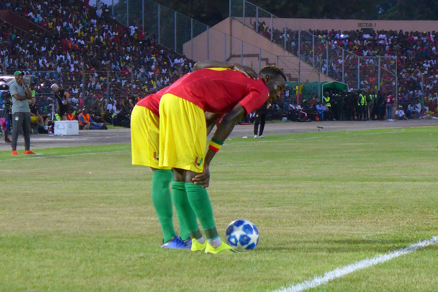 Naby KEÏTA et Amadou DIAWARA attendent leurs coéquipiers soient placés.