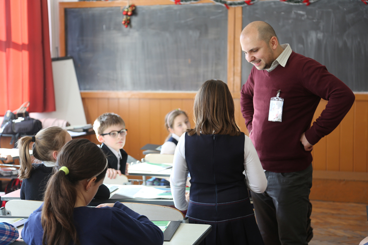 Liviu Cioineag intervient chaque jeudi dans une école pour sensibiliser les élèves aux animaux