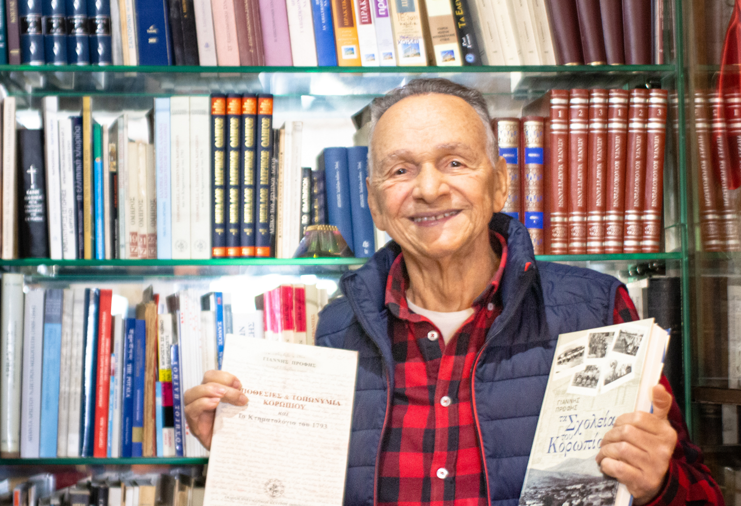 Iannis PROFIS devant sa bibliothèque © Globe Reporters