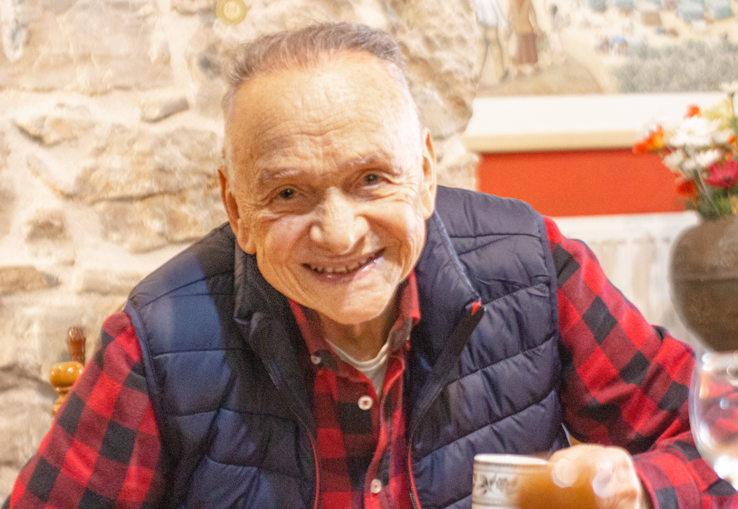 Iannis PROFIS avec une tasse de café dans son salon © Globe Reporters