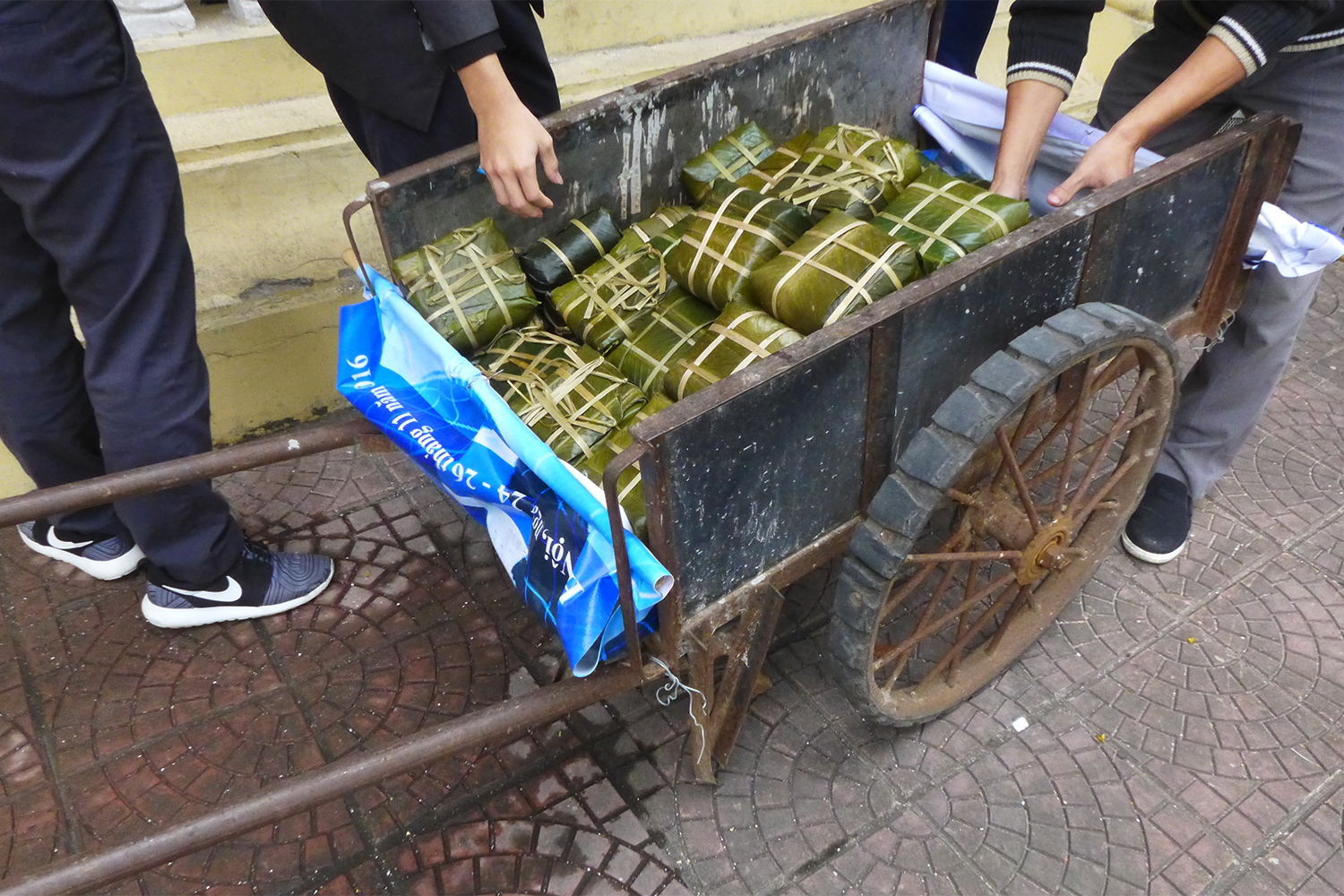 Les Banh Chung, mets traditionnels servis à la fête du têt