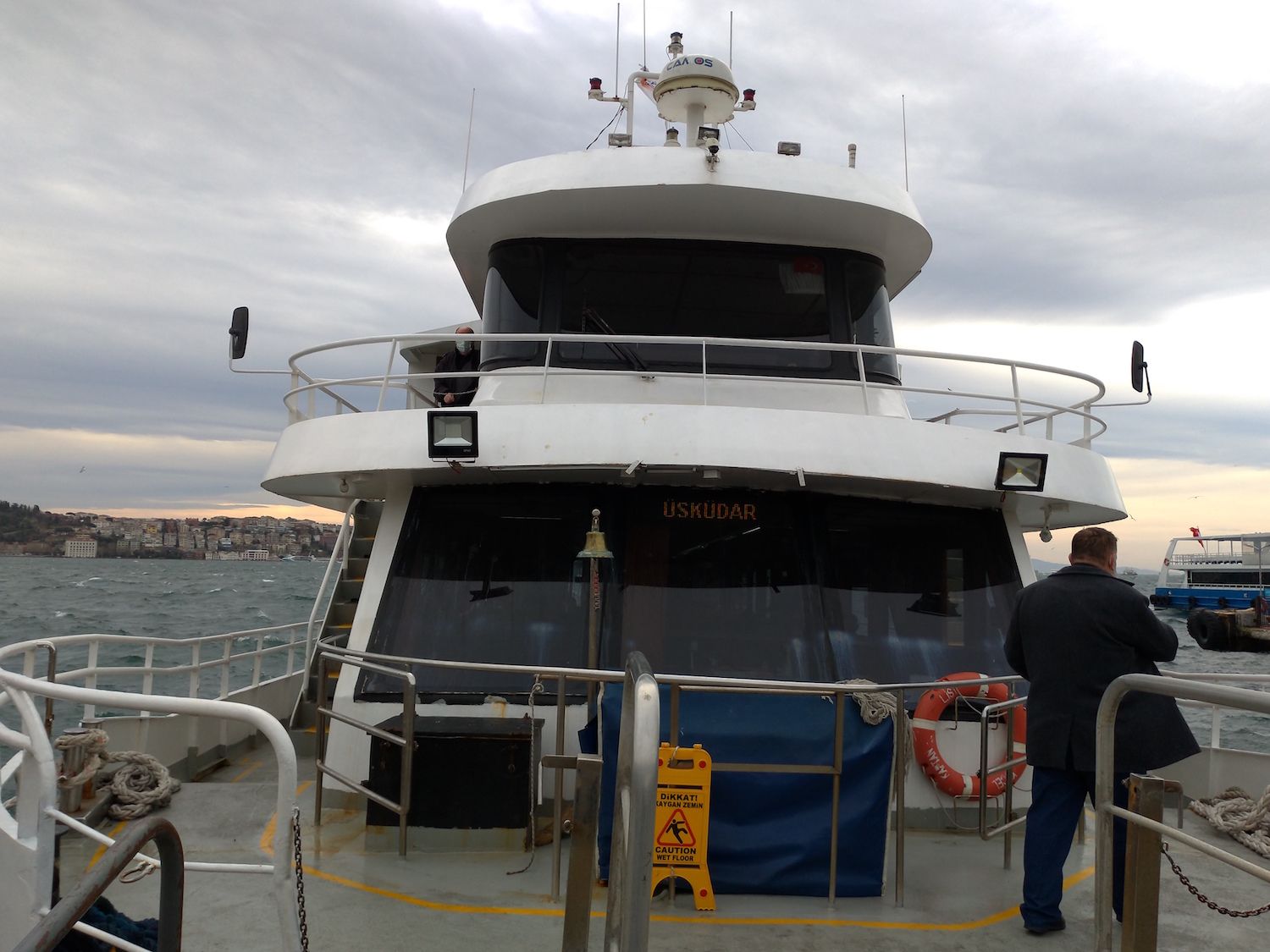 Le périple pour aller rencontrer le psychanalyste Alper SAHIN commence par une traverse du Bosphore, avec un des nombreux bateaux qui assurent la liaison entre le quai de Besiktas, sur la rive européenne, et celui d’Üsküdar, sur la rive asiatique. © Globe Reporters