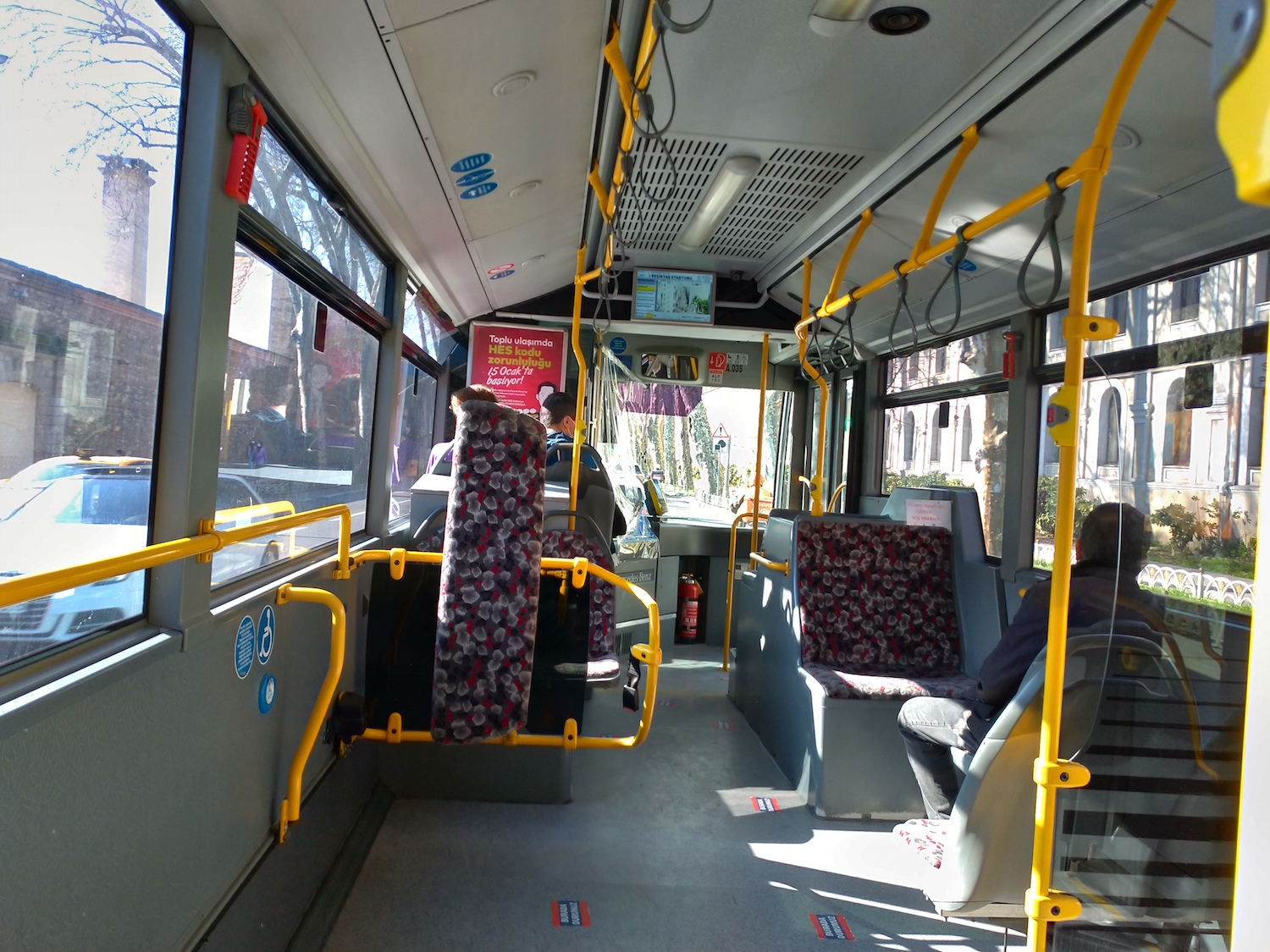 Pour se rendre depuis le quartier de Besiktas à la direction de l’environnement de la municipalité métropolitaine d’Istanbul (IBB), il faut d’abord prendre le bus pour la place Taksim. © Globe Reporters 