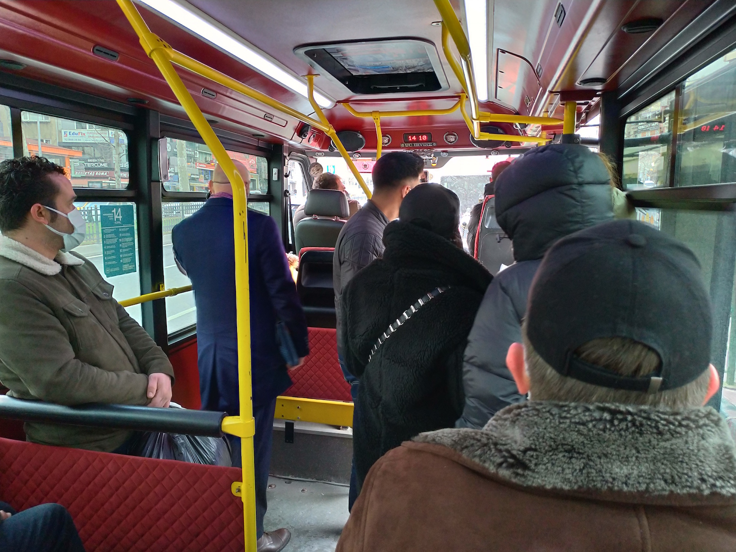 Un long chemin attend l’envoyé special des globe-reporters, Nicolas CHEVIRON, pour rejoindre le biologist marin Bayram ÖZTÜRK. Il commence par un trajet en “dolmus”, un minibus qui ne se met en route que quand il est plein et s’arrête pour prendre les passagers à la demande, jusqu’à Istinye. © Globe Reporters