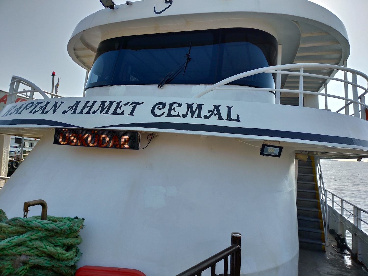 Istanbul est une des rares villes où on prend le bateau comme on prend le métro. Ici, il s’agit de rejoindre le quartier d’Üsküdar, sur la rive asiatique du Bosphore, depuis le quartier de Besiktas, sur la rive européenne. © Globe Reporters