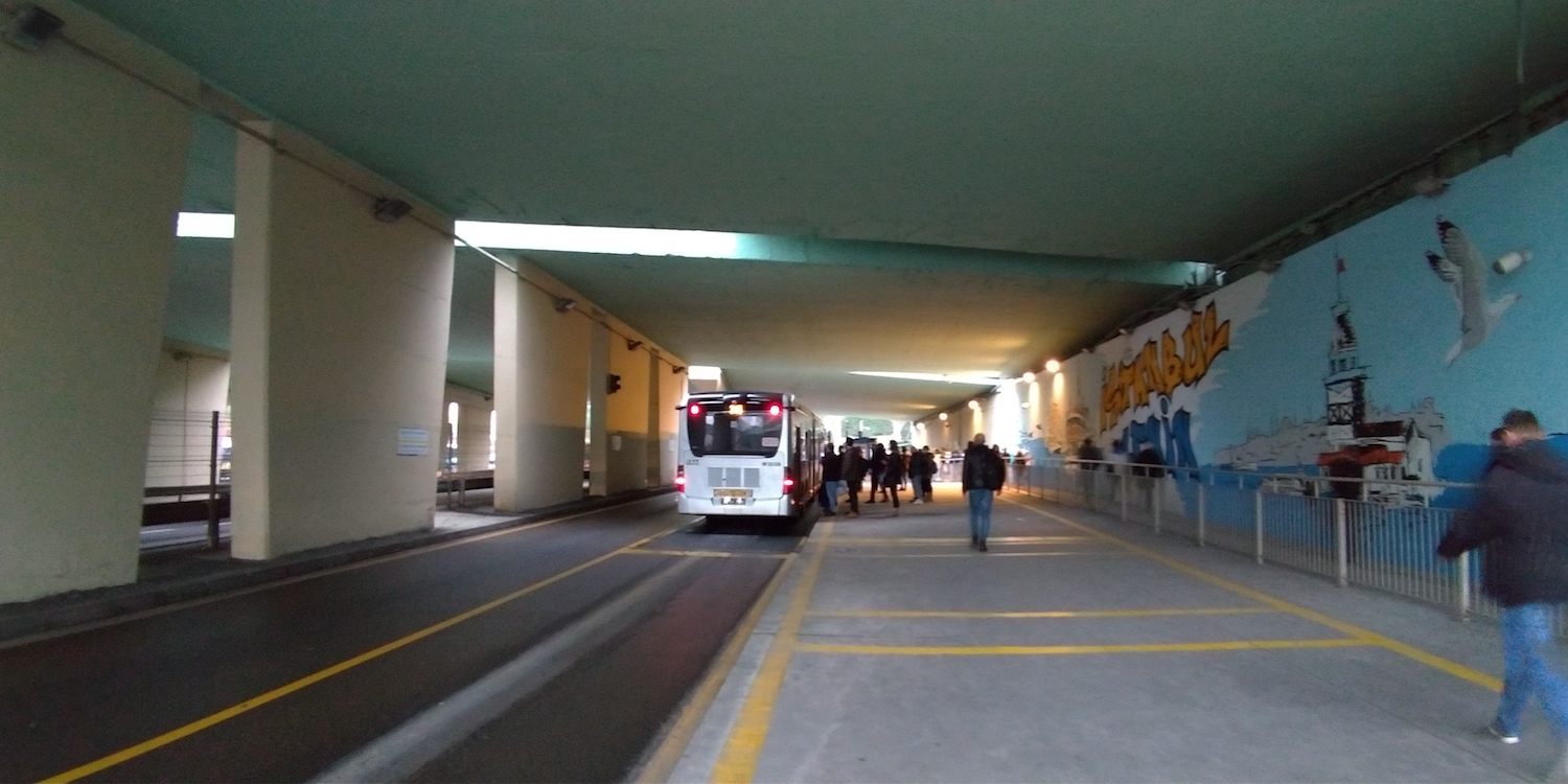 Deuxième moyen de transport employé, le Metrobus, une ligne de bus sur voie réservée très rapide, traverse la mégapole d’Istanbul d’Est en Ouest © Globe Reporters