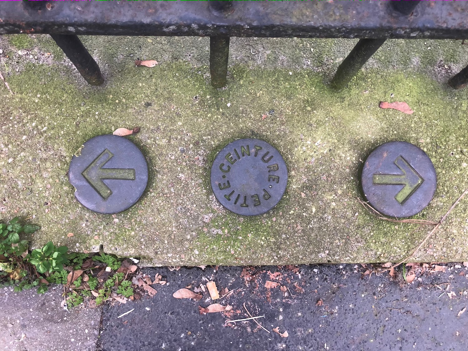 En face du siège du SYCTOM, « la petite ceinture » l’ancien train qui faisait le tour de Paris et dont les rails et l’espace ne sont toujours pas recyclés… Les petites plaques sur le bord du trottoir en attestent © Globe Reporters