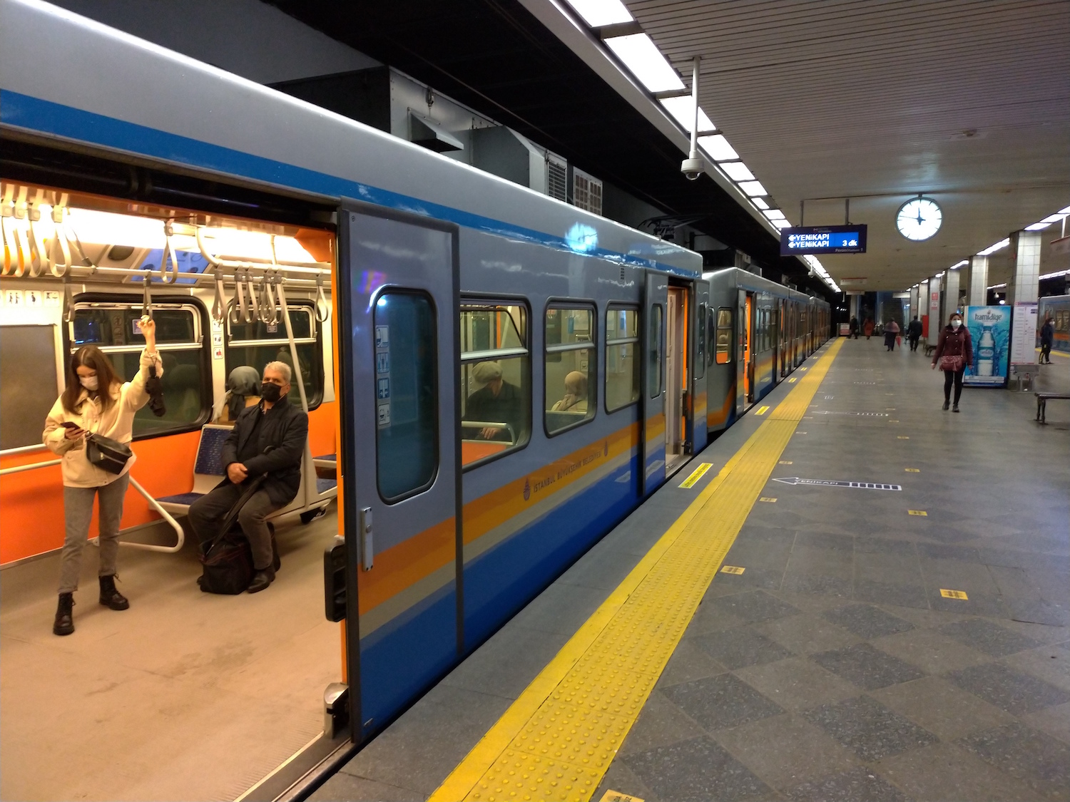 A Aksaray, il faut quitter le métro pour prendre un tram qui conduira l’envoyé spécial vers le lieu de son rendez-vous. A Istanbul, de multiples modes de transport se cotoient : trains, bus, minibus, trams, métros, funiculaires, téléphériques, ferries… © Globe Reporters