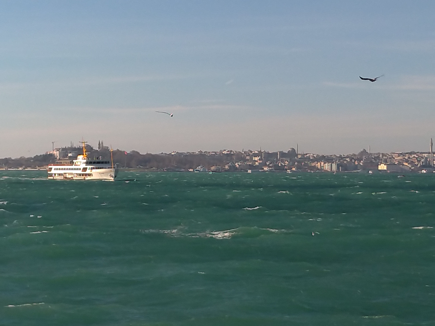 Le détroit du Bosphore fait environ trois kilomètres de large pour une trentaine de long. Il relie la mer Noire à la mer de Marmara. © Globe Reporters