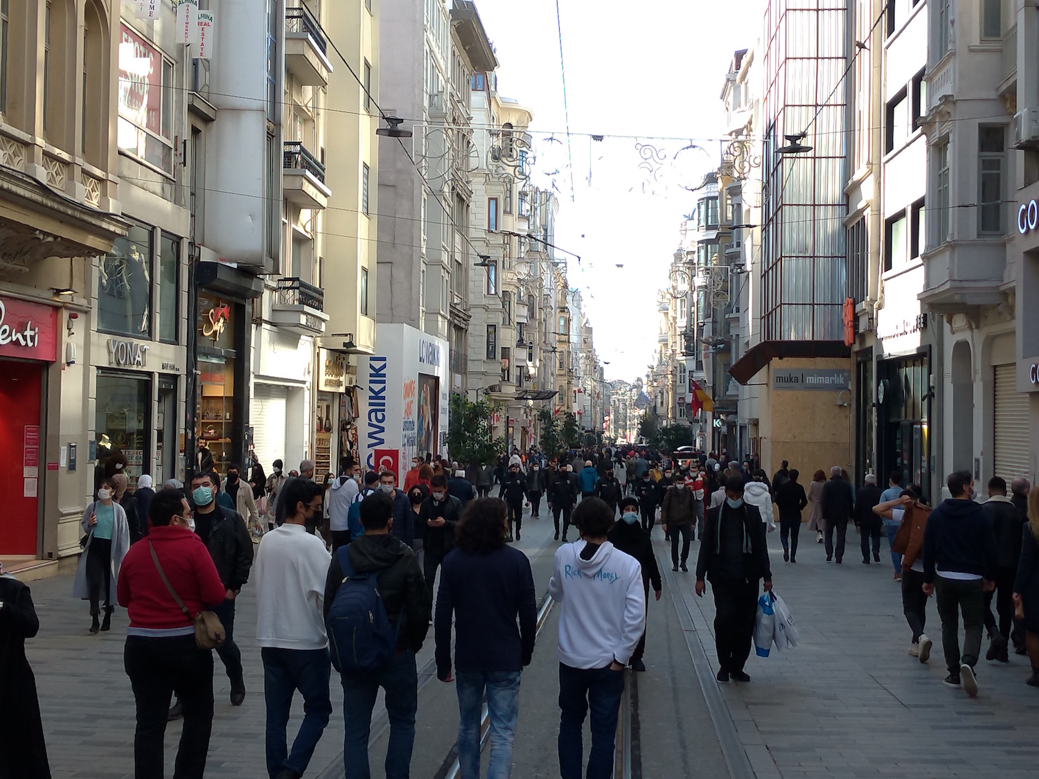 Le consulat donne sur l’avenue Istiklal, ou avenue de la Libération, l’artère commerçante la plus fréquentée de Turquie, qui continuent d’attirer les foules même si les magasins des grandes marques ont peu à peu remplacé les petites échoppes d’autrefois.  © Globe Reporters