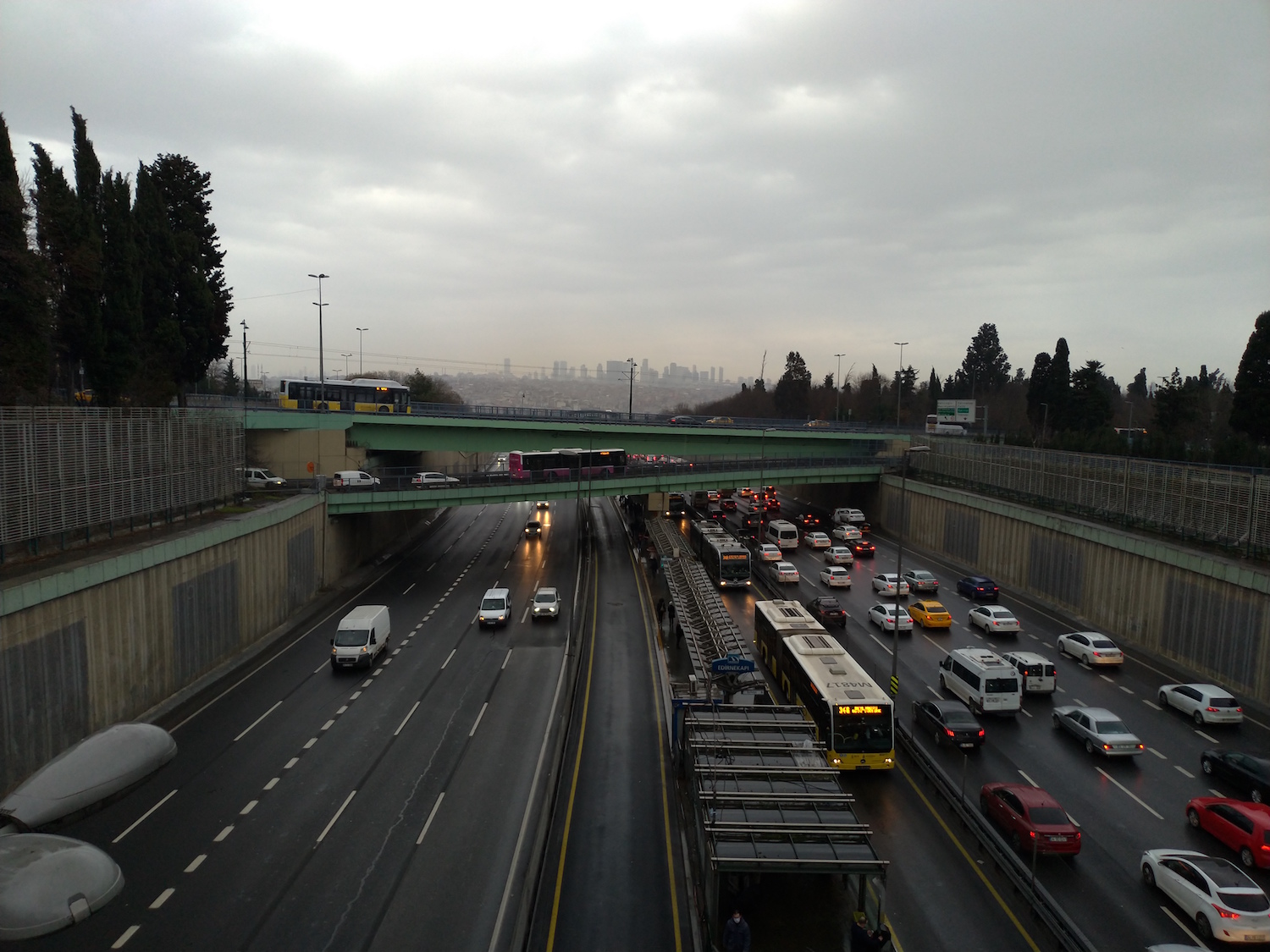 Notre envoyé spécial quitte le Metrobus à la station Edirnekapi, entre deux voies d’autoroute © Globe Reporters