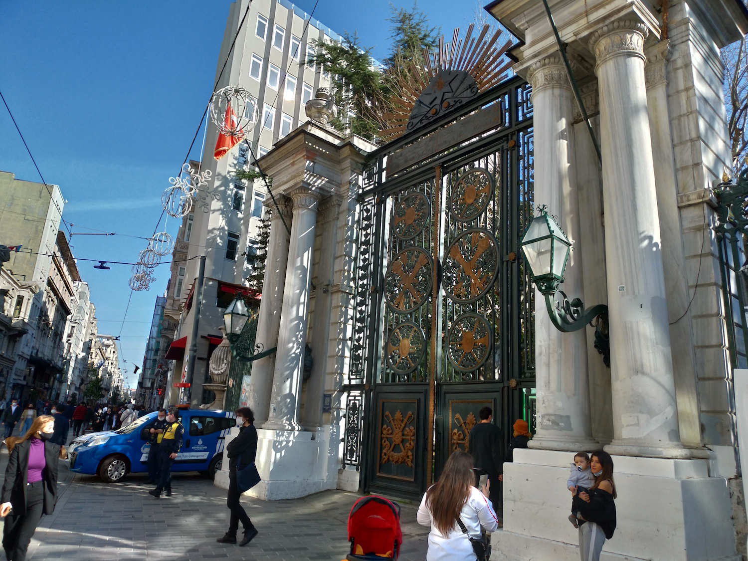 Sur l’avenue Istiklal, ou avenue de la Libération, on retrouve aussi le Lycée de Galatasaray, école francophone fondée au XIXe siècle. © Globe Reporters