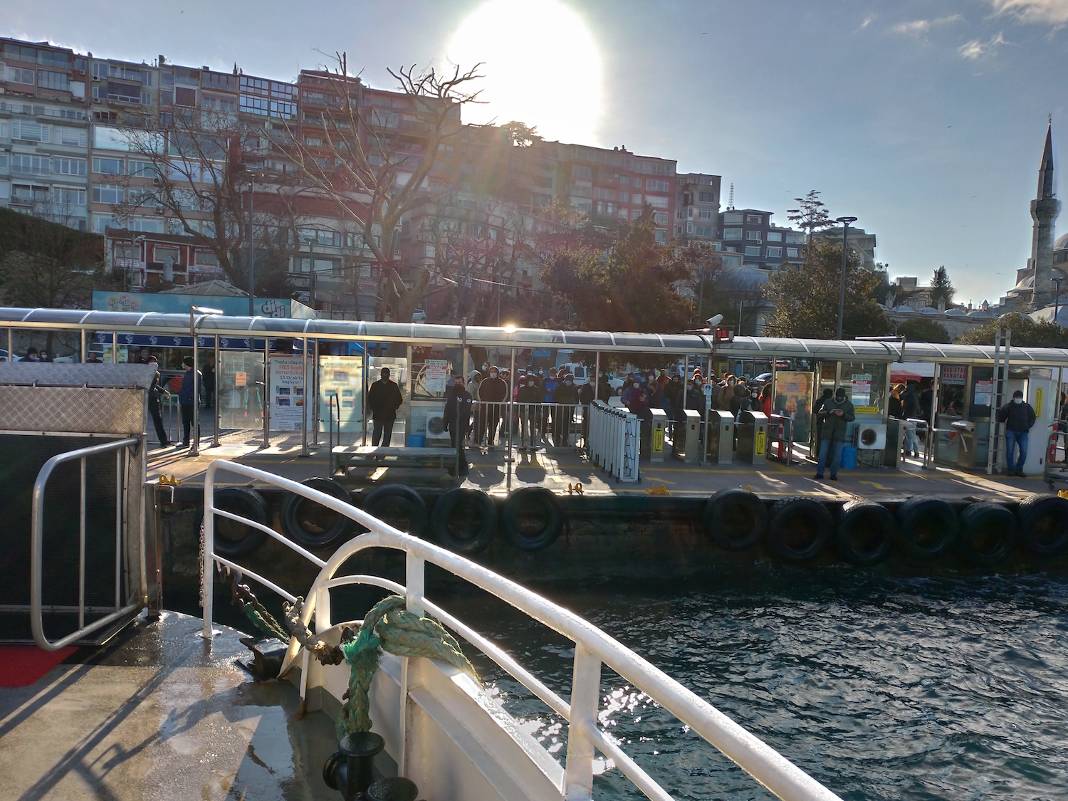 Le bateau accoste à Üsküdar, où l’attendent ses prochains passagers. Des centaines de milliers de Stambouliotes empruntent chaque jour ces bateaux pour traverser le Bosphore. © Globe Reporters