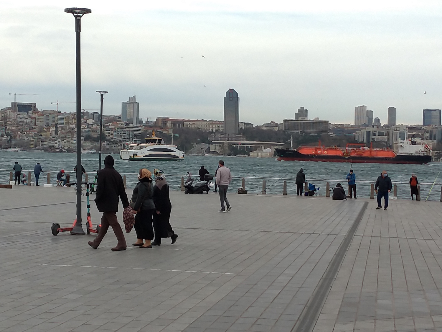 Depuis la place principale d’Üsküdar, les habitants peuvent regarder passer les innombrables navires qui traversent le Bophore. © Globe Reporters