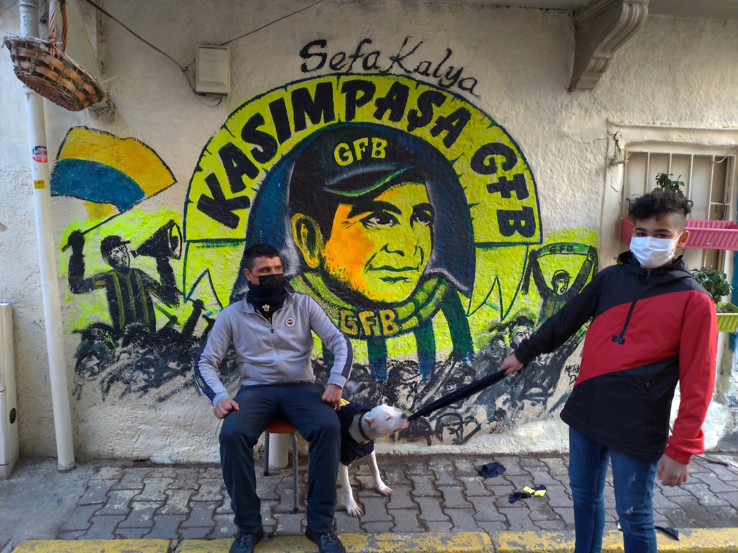 La direction de la protection de l’environnement est installée dans le quartier de Kasimpasa, un quartier populaire en contrebas de l’avenue Istiklal. Ici, des supporteurs du club local de football, Kasimpasaspor. © Globe Reporters