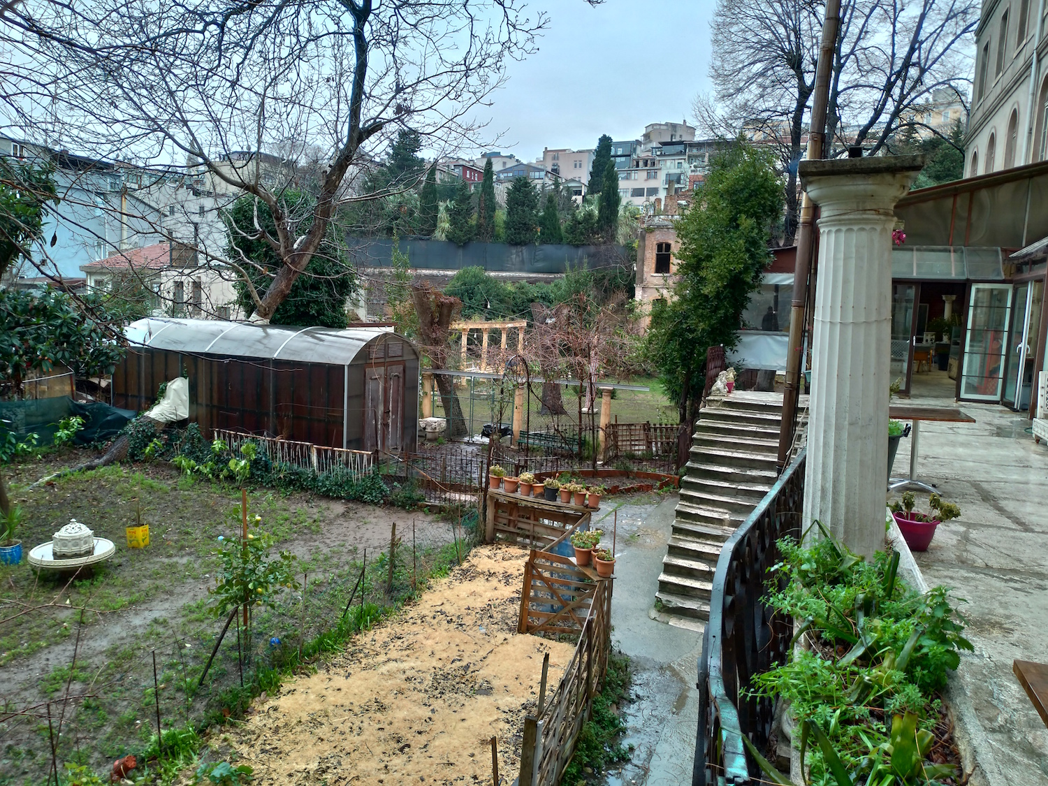 A l’abri des regards, un café continue d’accueillir quelques clients habitués dans les jardins d’un ancient orphelinat. C’est ici que le rendez-vous est fixé avec Aylin © Globe Reporters