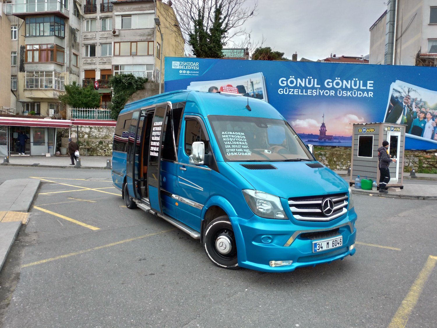 Afin de retrouver le Dr Alper SAHIN, il faut à present emprunter un minibus pour monter vers le quartier de Kosuyolu. Celui-ci a fière allure ! © Globe Reporters