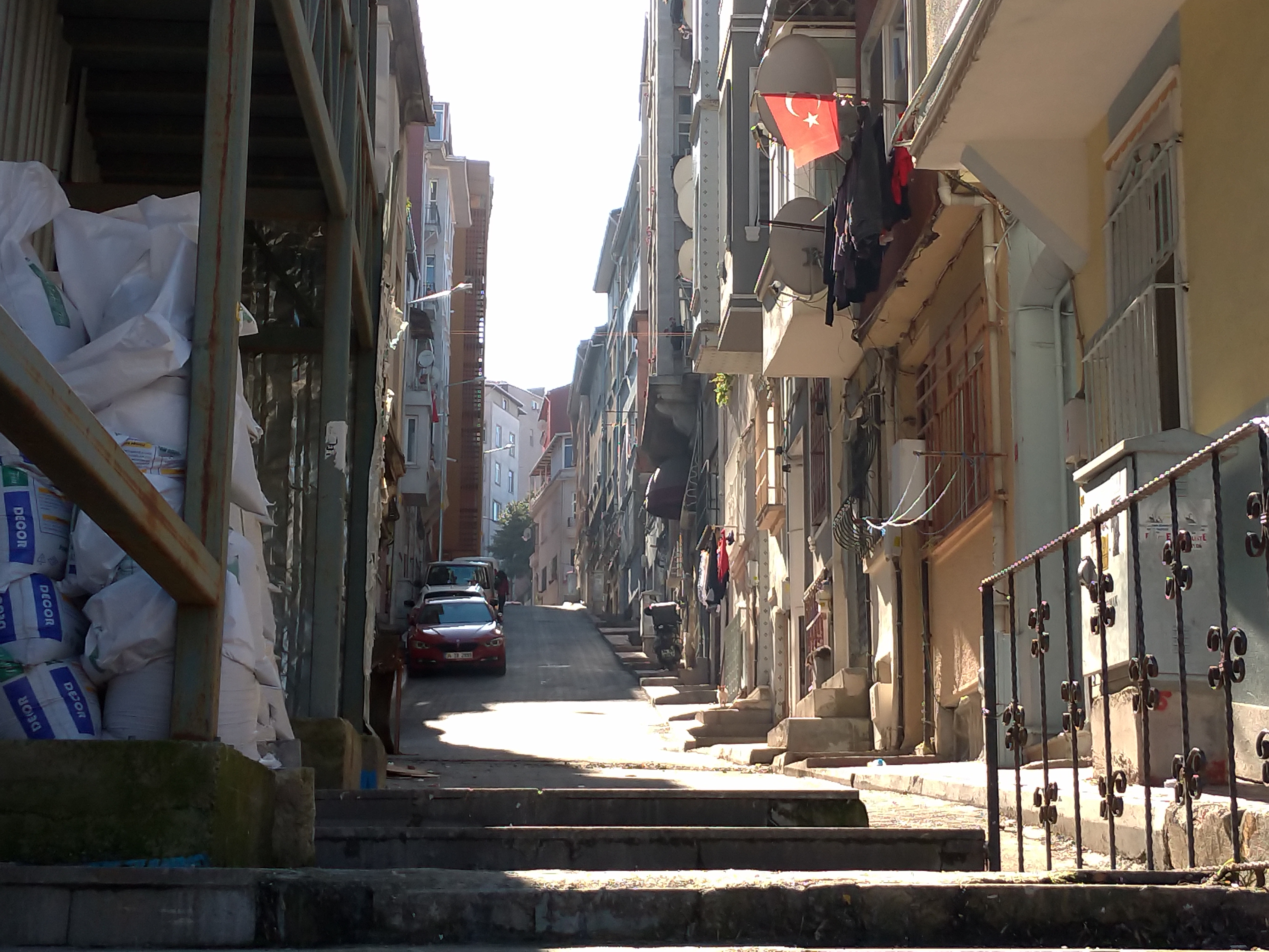 Pour descendre de l’avenue Istiklal vers les bas-fonds de Kasimpasa, il faut emprunter les ruelles étroites et pentues de Tarlabasi, un vieux quartier grec aujourd’hui surtout peuplé de Kurdes et de Roms. © Globe Reporters