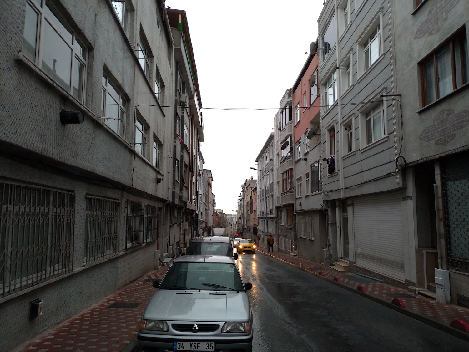 Le quartier de Bayrampasa, où habite Muhammad, n’est pas très gai, surtout sous la pluie. A l’origine peuplé d’Albanais, il accueille aussi aujourd’hui des migrants venus d’Asie centrale et de Syrie © Globe Reporters