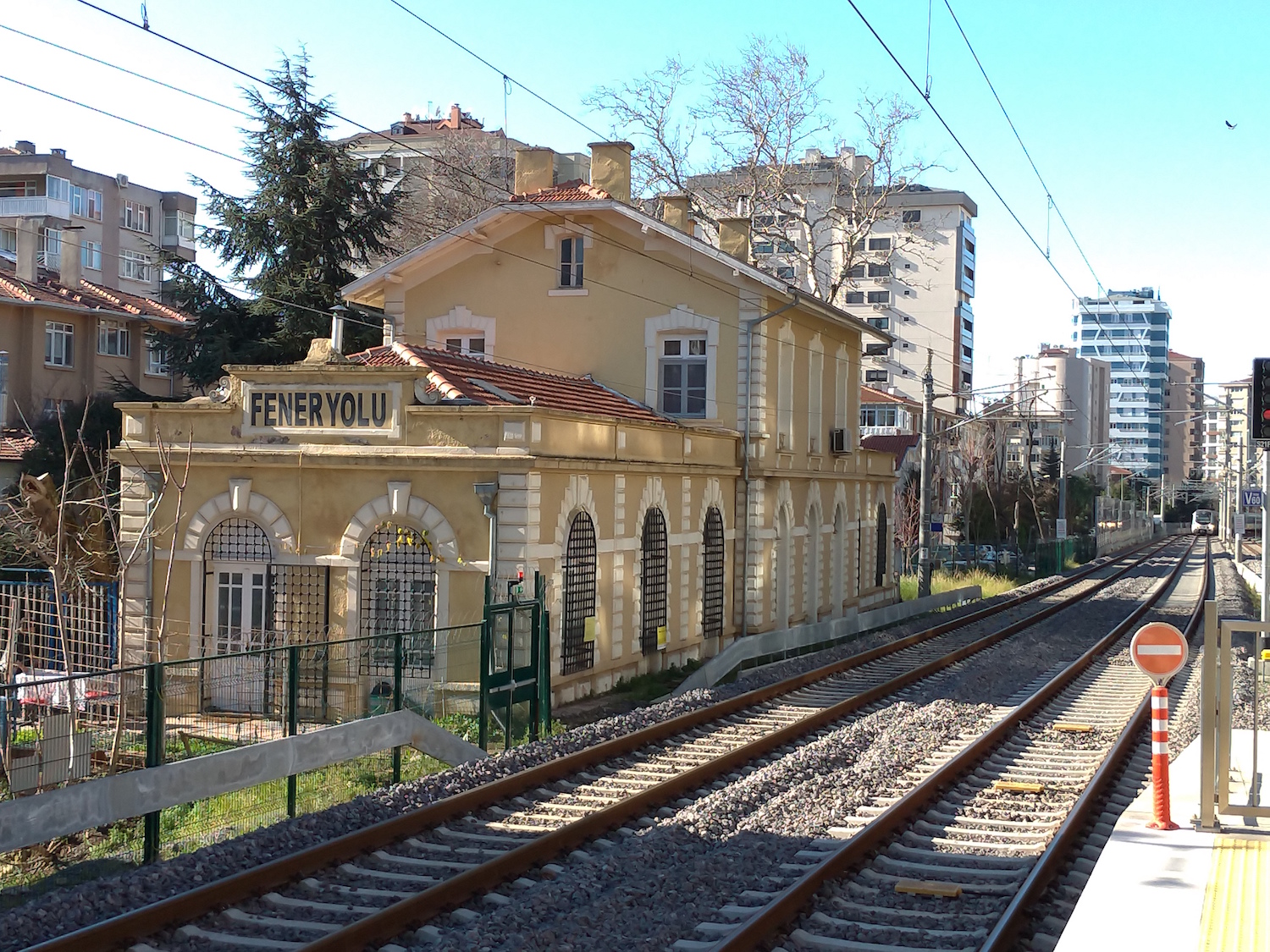 Le Marmaray, une infrastructure flambant neuve qui traverse Istanbul d’Est en Ouest à grande vitesse, a remplacé les anciens trains de banlieue, dont subsistent encore quelques anciennes gares sur la ligne. © Globe Reporters