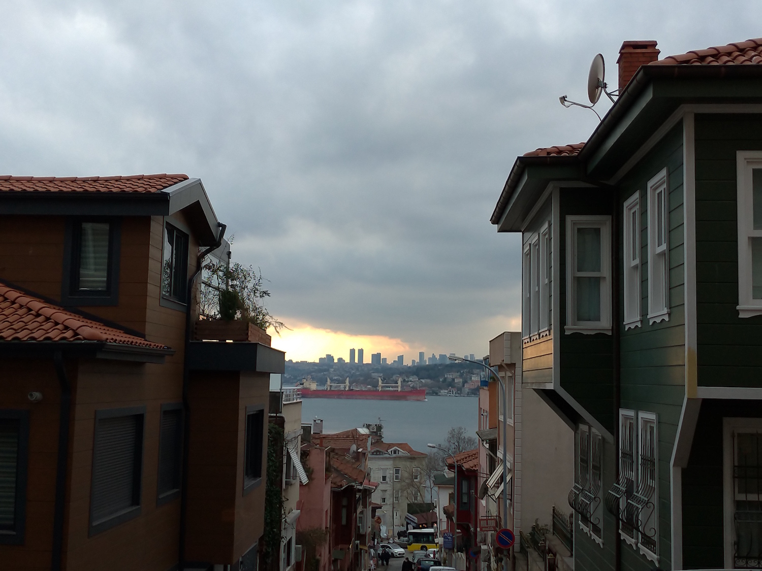 De sa maison, sur une colline de Yaliköy, Bayram ÖZTÜRK peut voir passer les mastodontes du commerce maritime. Sur les collines qui lui font face, rive européenne, on distingue les gratte-ciels des quartiers d’affaires de Levent-I et de Maslak. © Globe Reporters