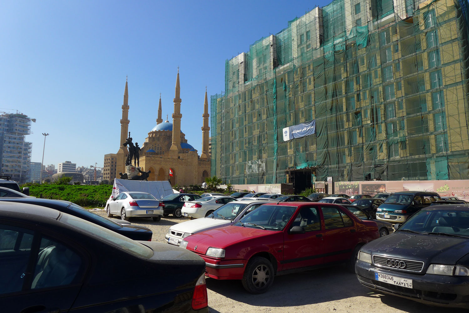 La place des martyrs en 2016. Un parking pendant la journée.