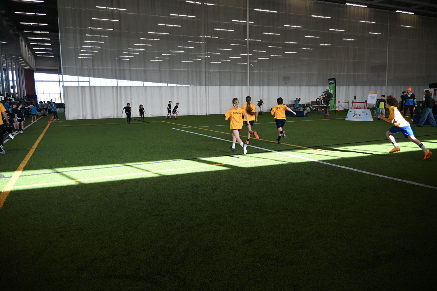 L’équipe jaune lance le disque. L’équipe bleue va le récupérer et passer à l’attaque. Sur le terrain, il y a 4 joueurs/joueuses par équipe, mais il y a une rotation après chaque point marqué © Globe Reporters