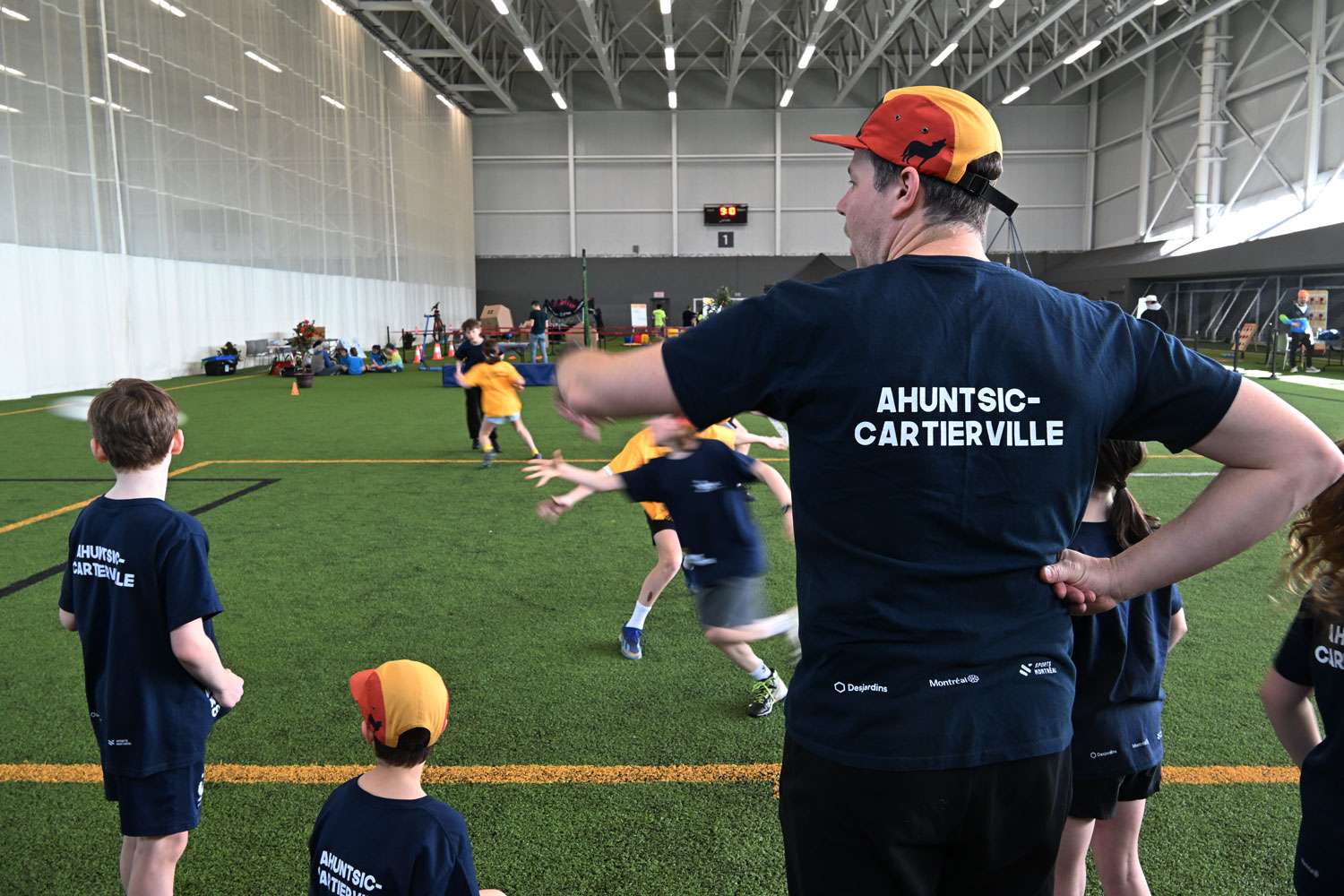 Sur le bord de la touche, Philippe donne ses consignes à l’équipe du quartier Ahuntsic-Cartierville. Habituellement, Philippe entraîne l’équipe des Coyotes d’Ahuntsic © Globe Reporters