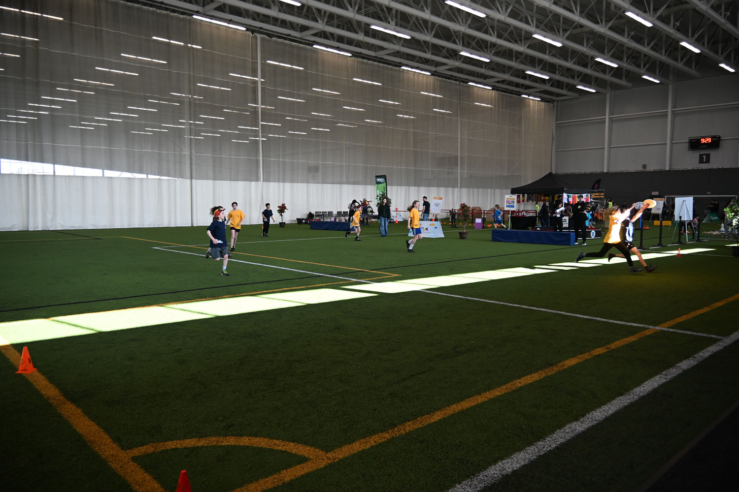 Un joueur de l’équipe bleue récupère le disque dans la zone d’embut de l’équipe jaune. Les bleus marquent 1 point. Pour la prochaine phase de jeu, l’équipe jaune sera à l’attaque © Globe Reporters