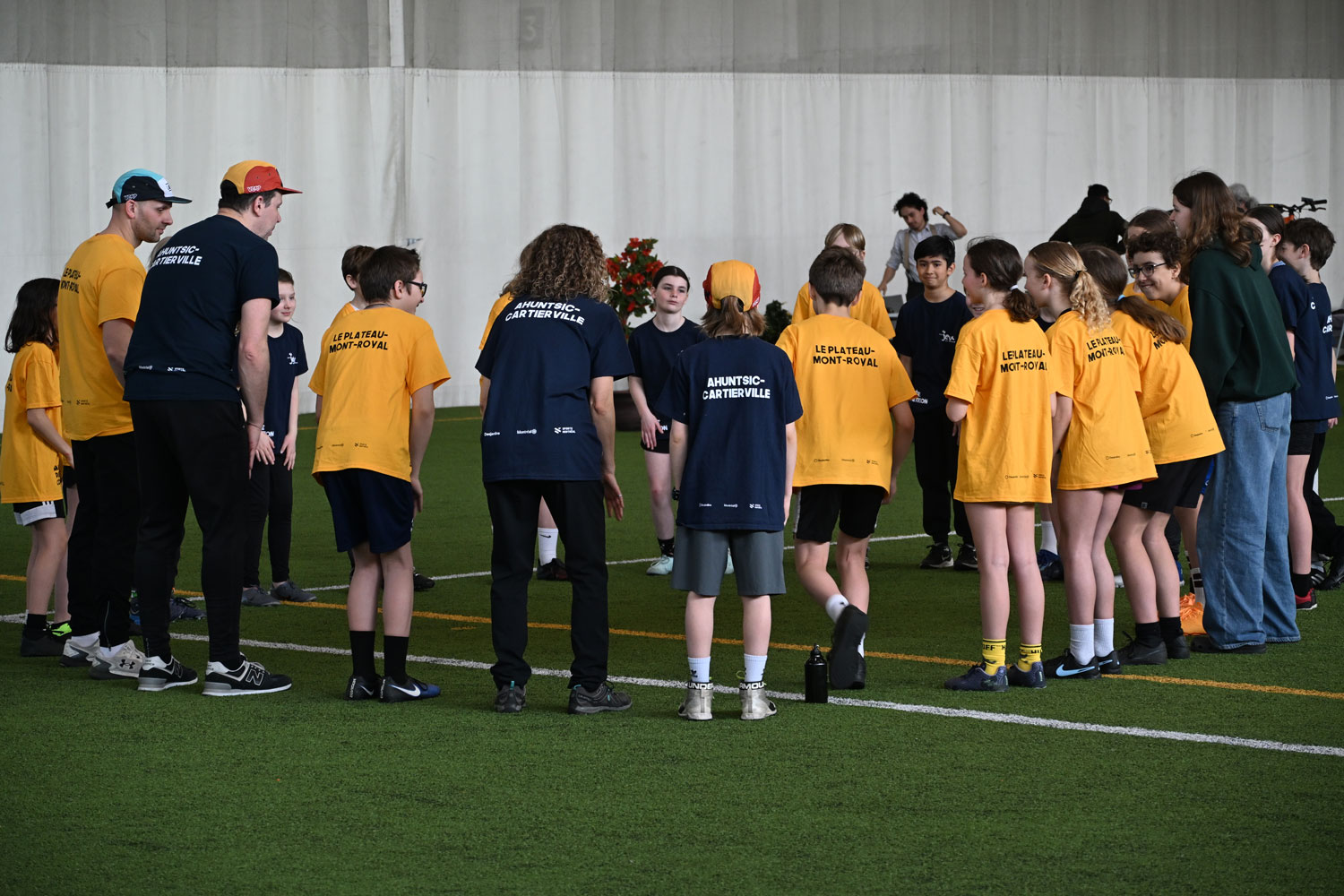 Après chaque match, les 2 équipes se regroupent pour faire un bilan du match. Chaque équipe élit les meilleurs joueurs ou joueuse de l’équipe adverse © Globe Reporters