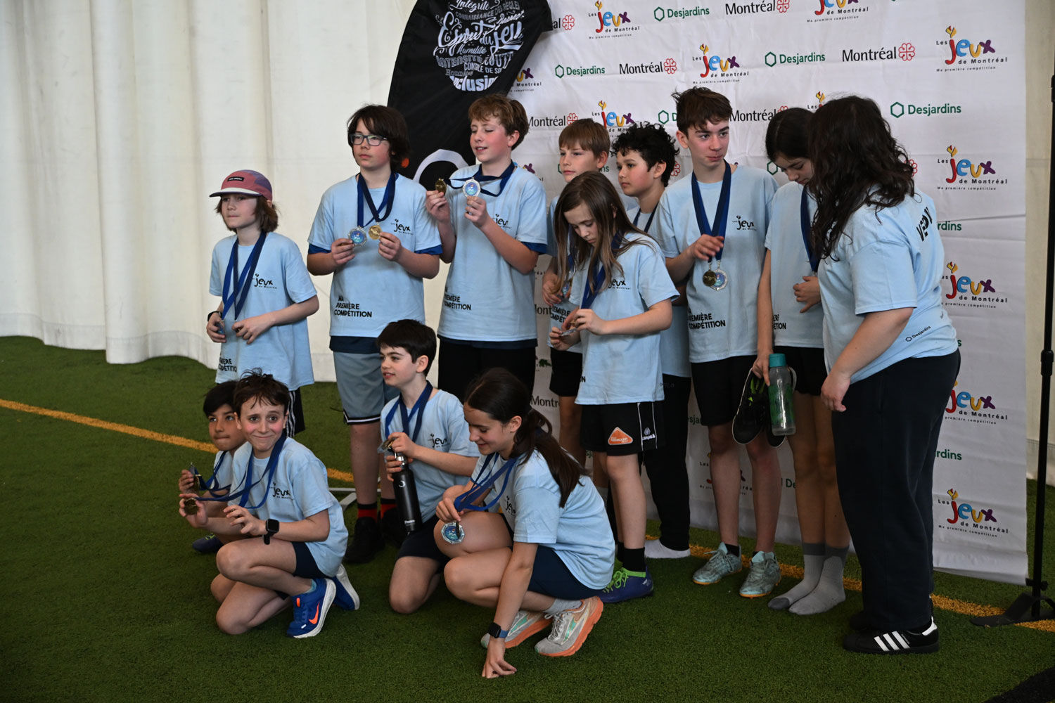 Ce jour-là, l’équipe du quartier de Verdun remporte 2 médailles, celle pour la 2ème place et celle de l’esprit du jeu © Globe Reporters