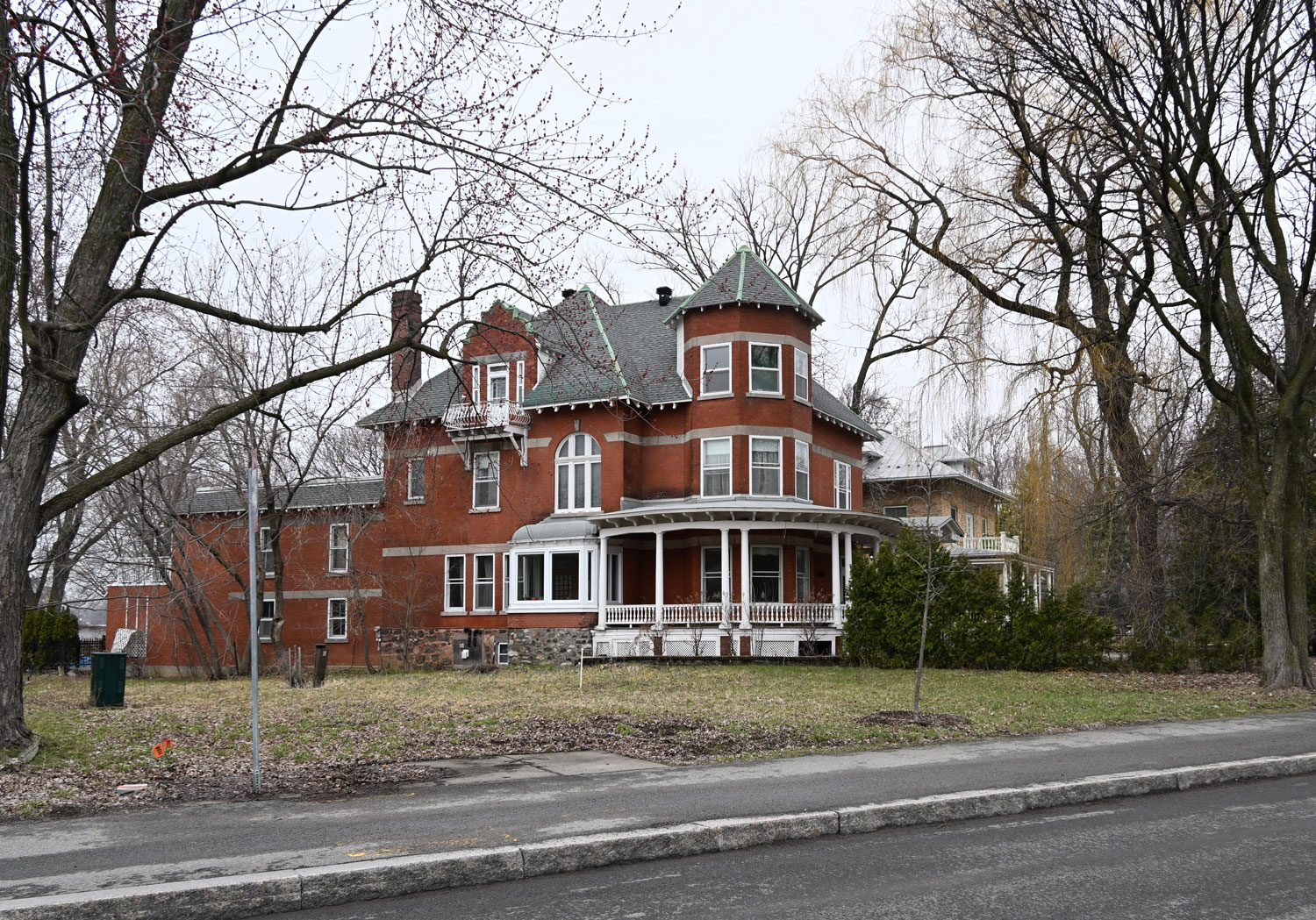 Sur le boulevard Gouin, dans le nord de Montréal, une belle maison à l’ancienne © Globe Reporters
