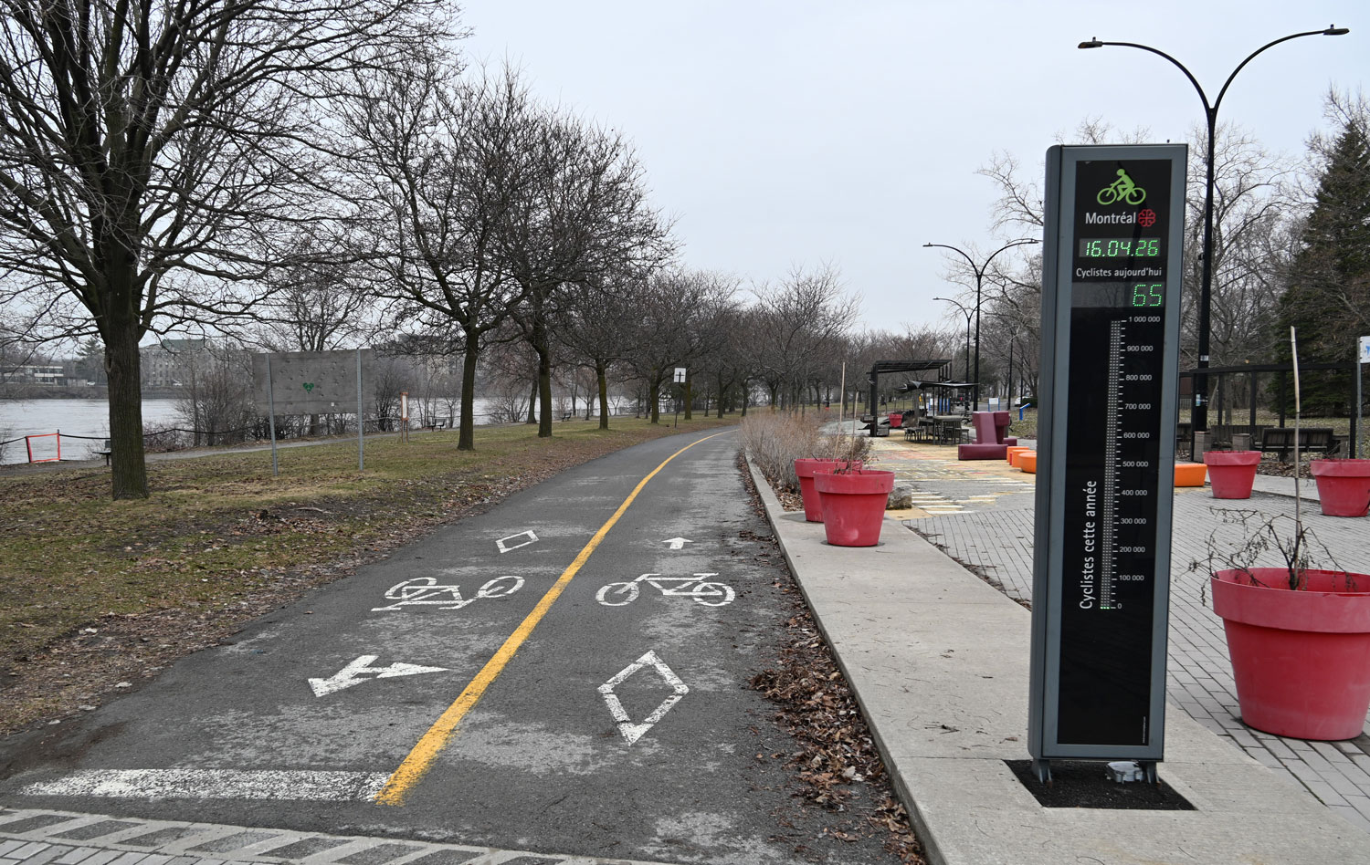 Une piste cyclable longe la rivière des Prairies, limite nord de l’île de Montréal. C’est un lieu de promenade apprécié par les gens du quartier © Globe Reporters