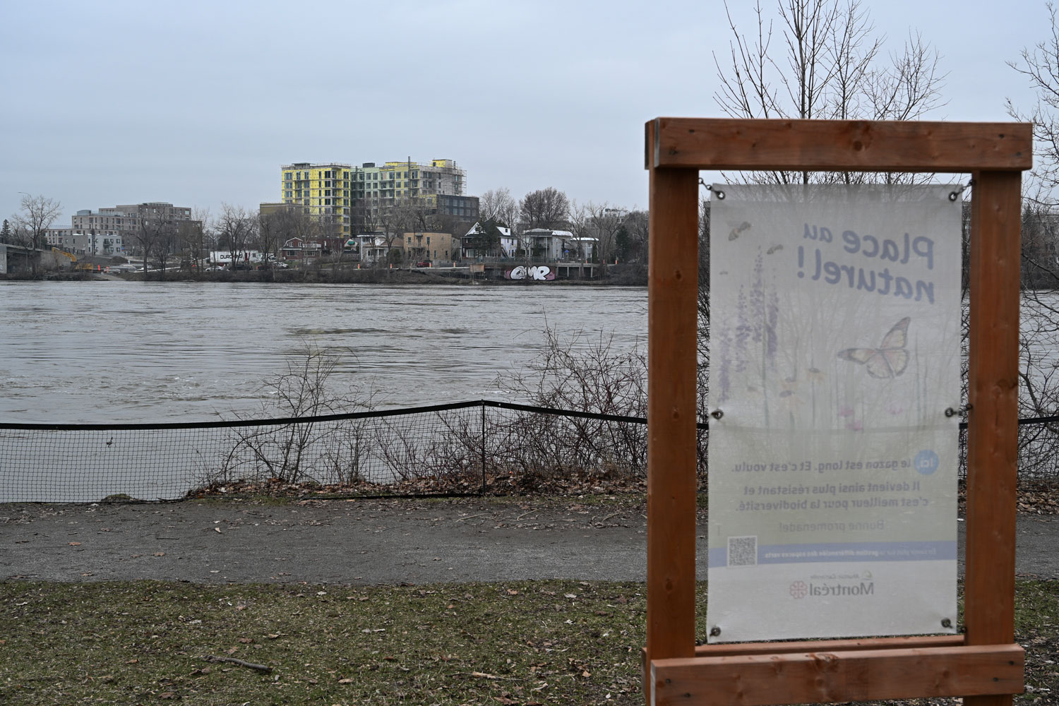 Le niveau des eaux de la rivière des Prairies est haut au mois d’avril, en raison de la fonte des neiges et des pluies de printemps. Une «&nbsp;alerte crue&nbsp;» est en cours. En face, c’est la ville de Laval © Globe Reporters