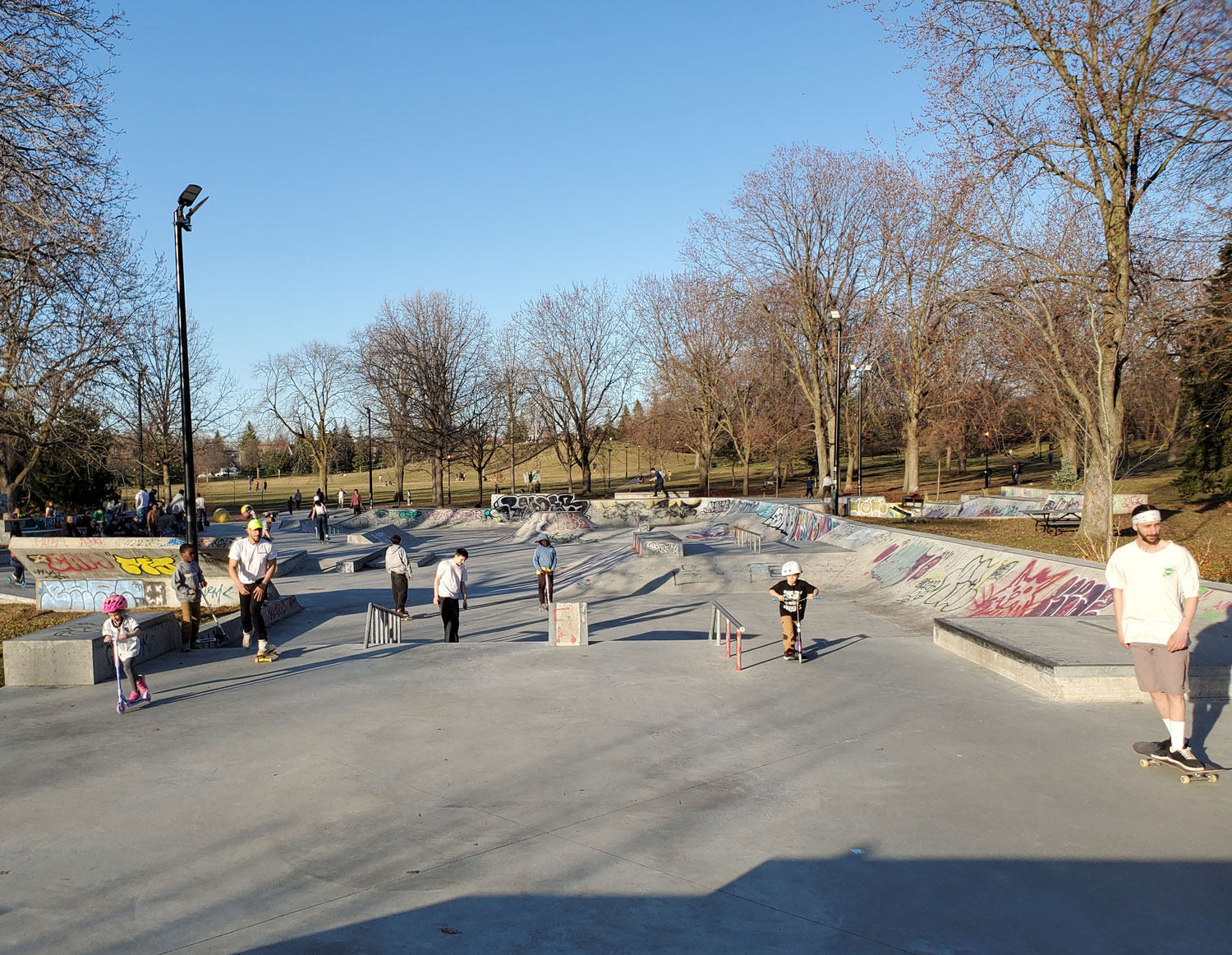 Au parc Ahuntsic, un skate park accueille les riders. Il y a aussi une aréna (patinoire), un terrain de baseball et des jardins partagés © Globe Reporters