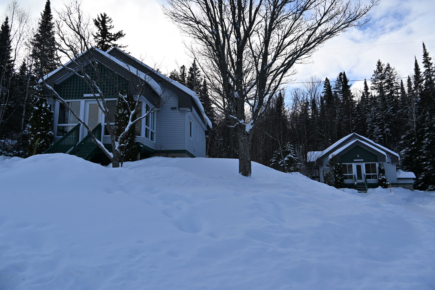 Chalet du Havre familial. Selon les lieux, les hébergements dans les forêts au nord de Montréal sont plus ou moins luxueux © Globe Reporters
