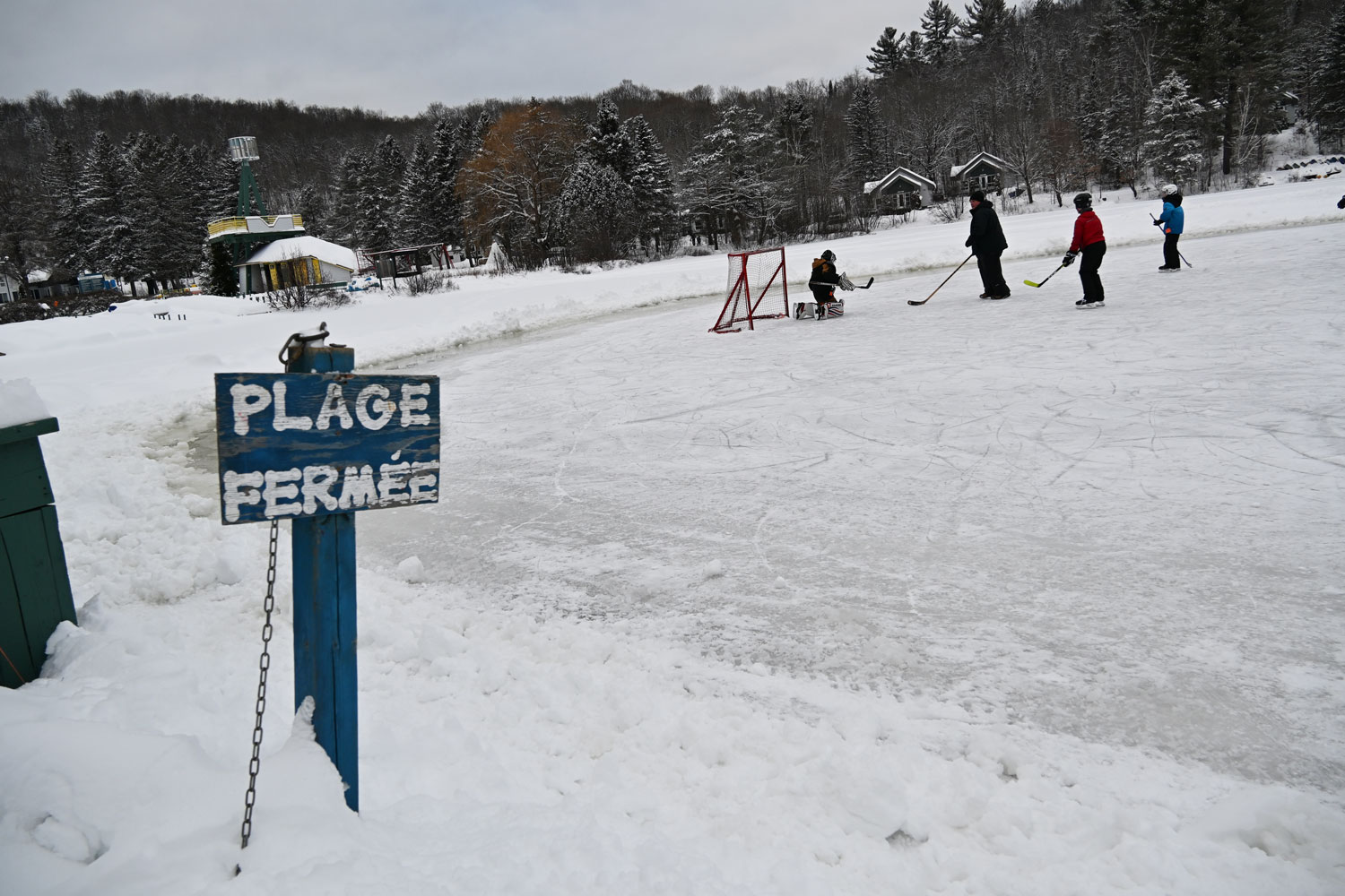 Là où l’été on se baigne ou on fait du canoé, l’hiver on fait du hockey © Globe Reporters