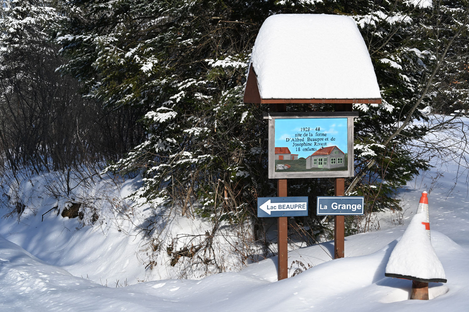 En pleine forêt, bien loin de la route, un panneau rappelle qu’il n’y a pas si longtemps des familles vivaient sur place © Globe Reporters