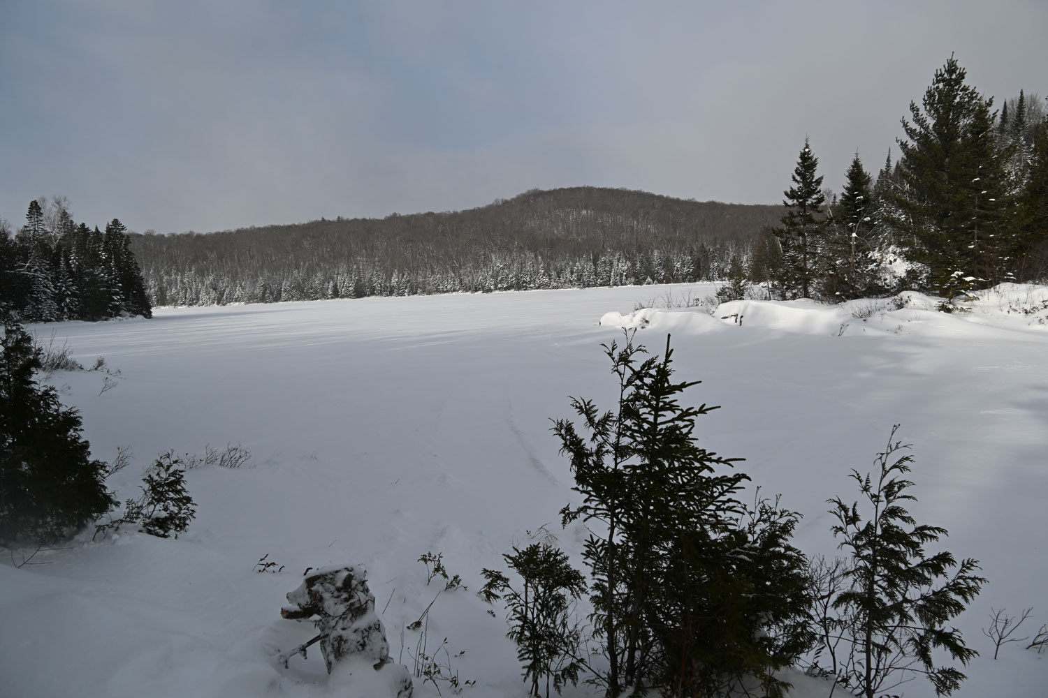 Le lac Beaupré, terminus de la balade. Un refuge sommaire permet de se reposer. © Globe Reporters