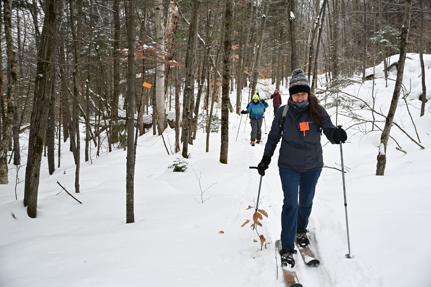 Ange-Aimée profite du séjour pour tester le ski hok, un ski entre le ski de fond et le ski de randonnée qui permet de s’enfoncer loin des pistes, au milieu des arbres © Globe Reporters