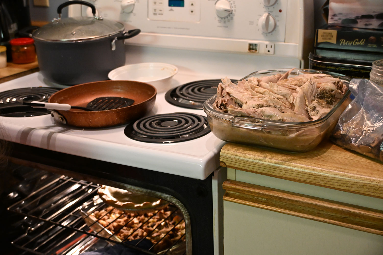 Après une journée de plein air, il est temps de terminer la préparation de la dinde qui a déjà cuit pendant 8h00 à feu doux © Globe Reporters