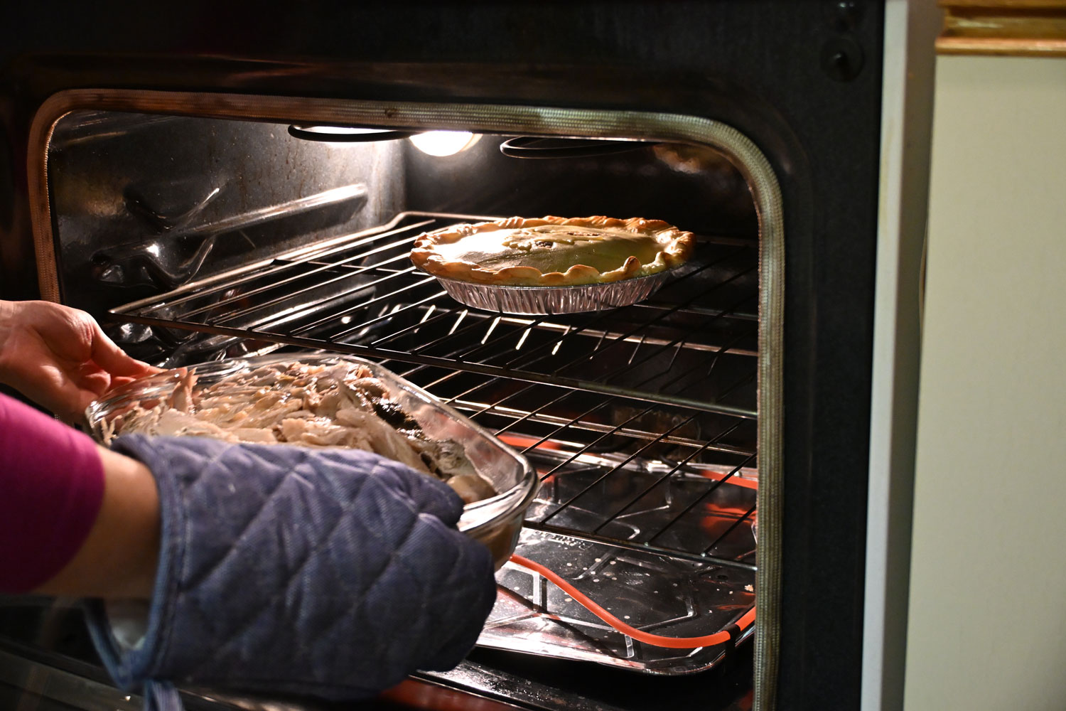 La dinde rejoint la tourtière qui est déjà au four © Globe Reporters