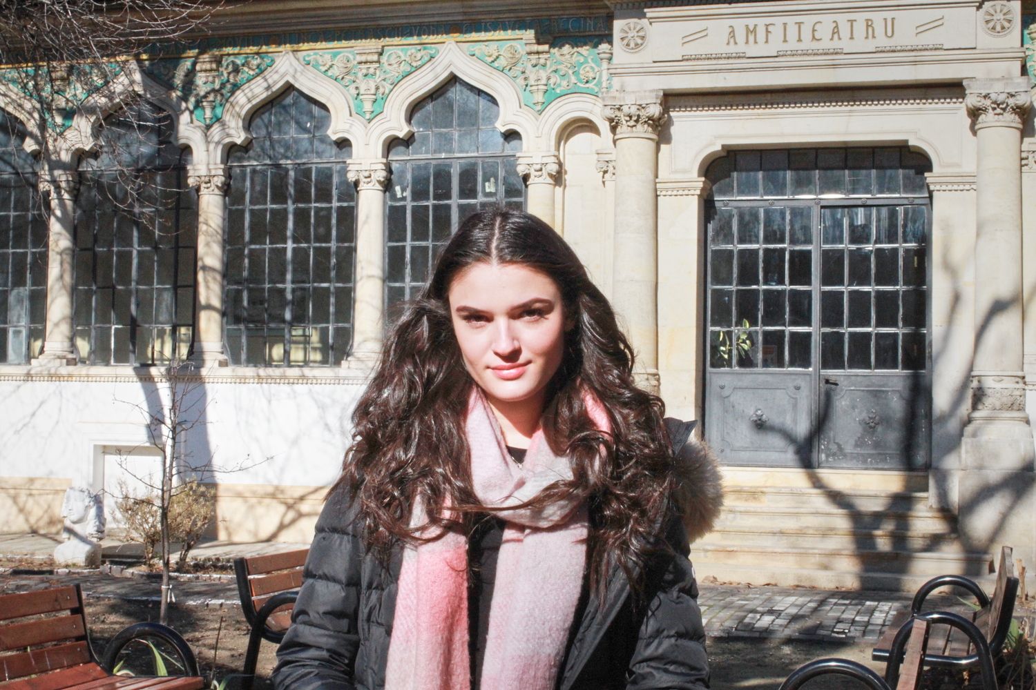 Roxana ROCSIN dans la cour de l’école. © Globe Reporters