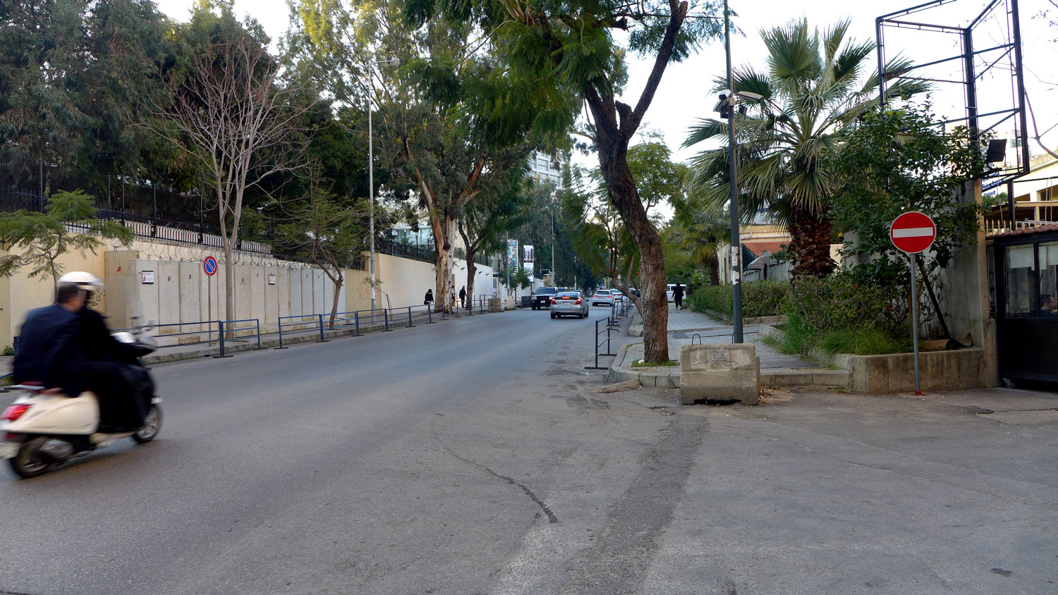 Rue de Damas. Sur la gauche, le mur du consulat français et de diverses entités françaises comme l’Institut français. L’ambassade de France est 200 mètres plus loin. 