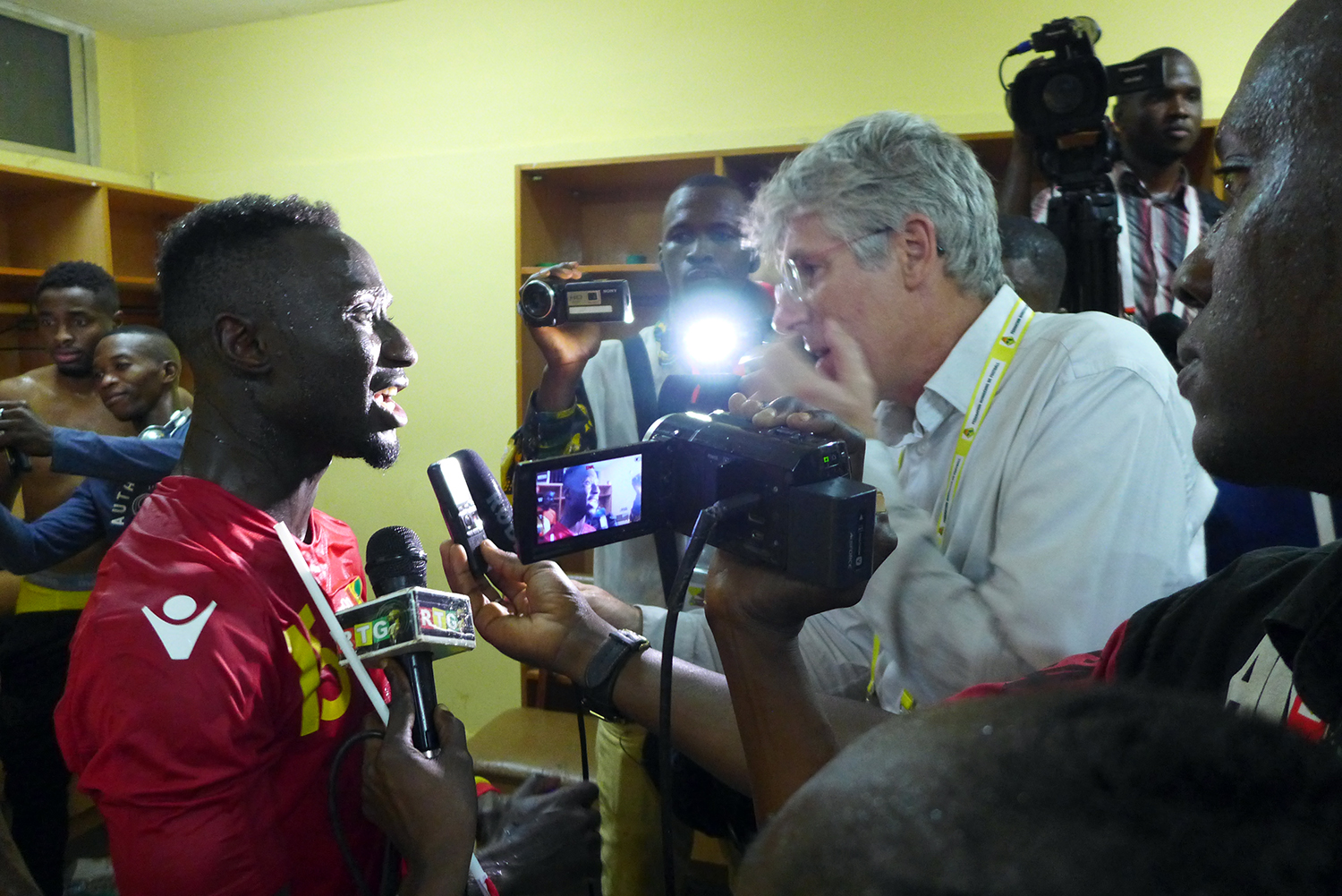 Naby KEÏTA est très sollicité dans les vestiaires.