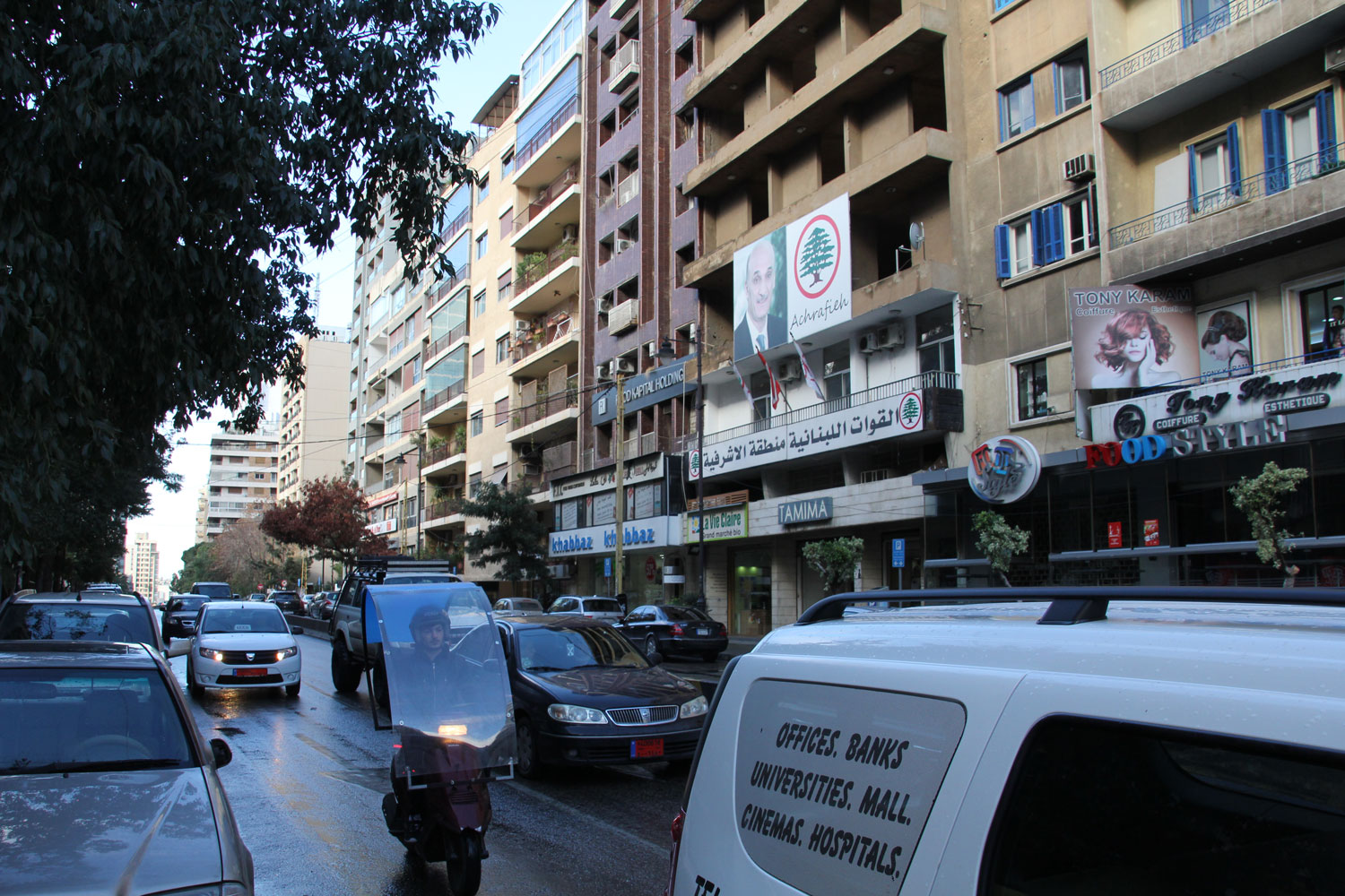 Nous traversons l’avenue de l’Indépendance qui mène à la place Sassine.