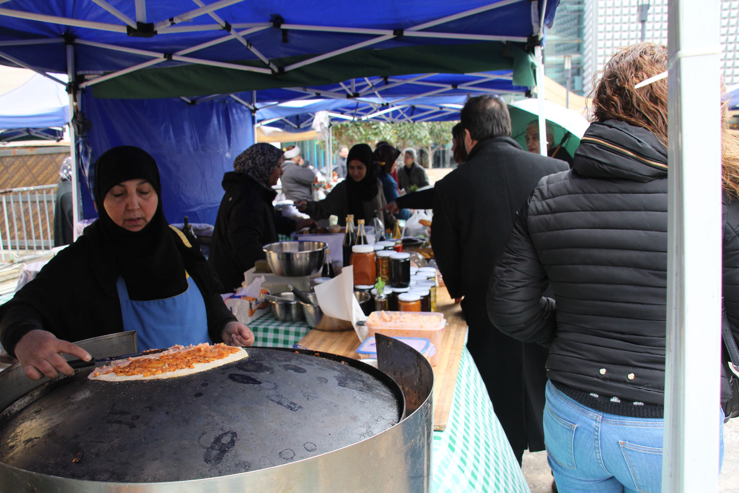 Même sous la pluie, il faut faire la queue avant de pouvoir se régaler.