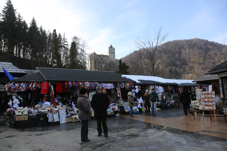 Des stands de souvenirs ponctuent l’allée qui mène au château