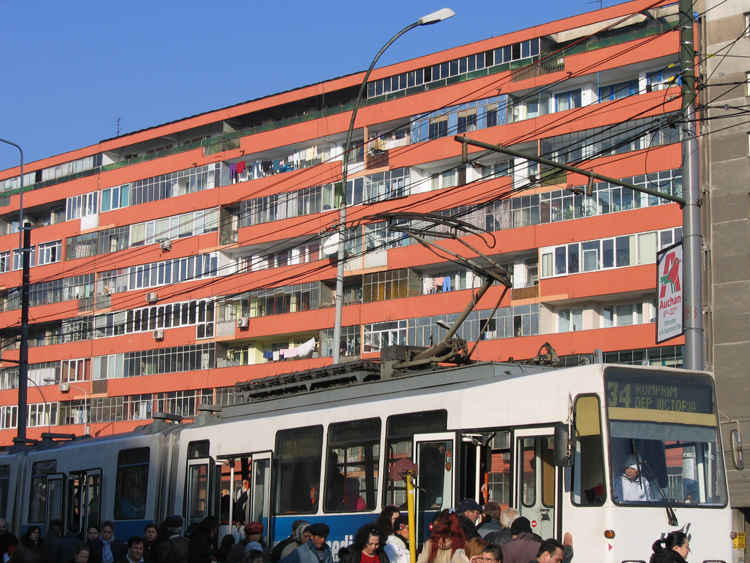 Le tram est vieux et très lent